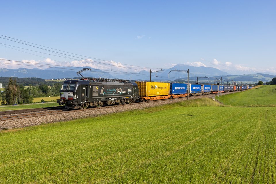 BLS, MRCE: BLS Cargo (MRCE) 193 711 (Sins, AG/CH)