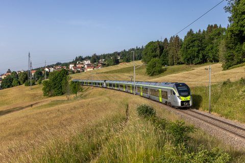 BLS RABe 528 105 (Les Hauts-Geneveys, NE,CH)