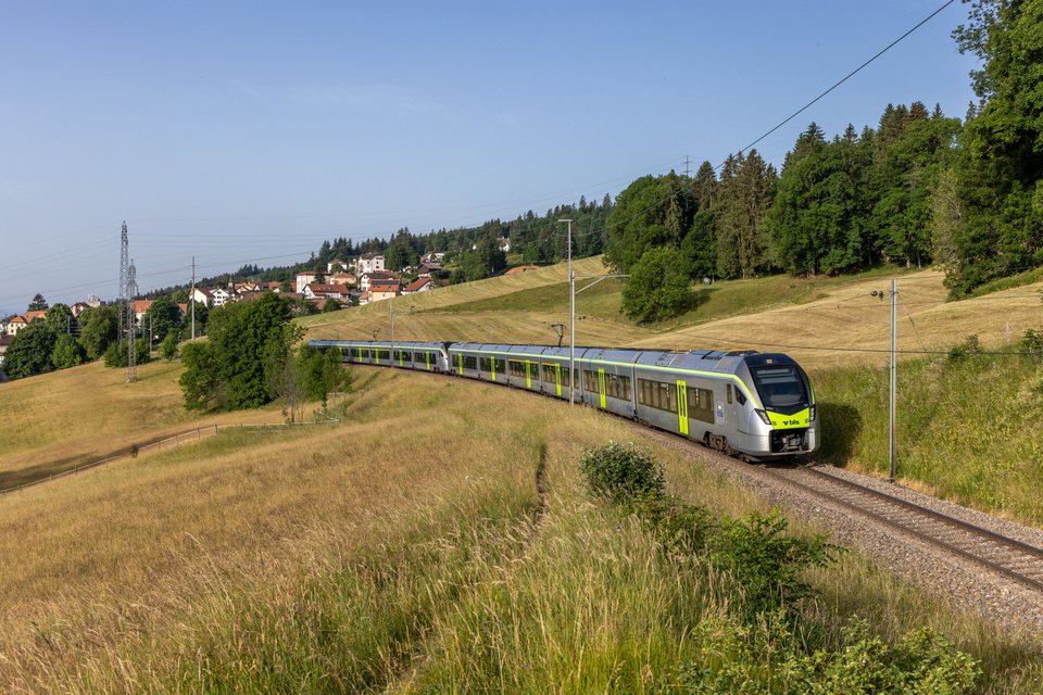BLS RABe 528 105 (Les Hauts-Geneveys, NE,CH)