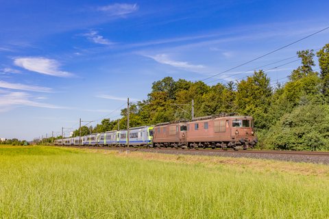 Re 425 179, RBDe 565 735, RBDe 565 724 (BLS): Re 425 195 + 179 + RBDe 565 727 + 735 + 724 / CH-Herzogenbuchsee
