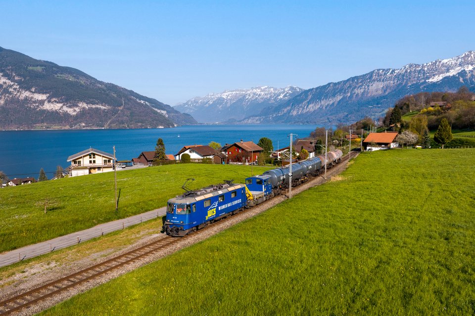 BLS Re 430 112 at Faulensee, BE, CH