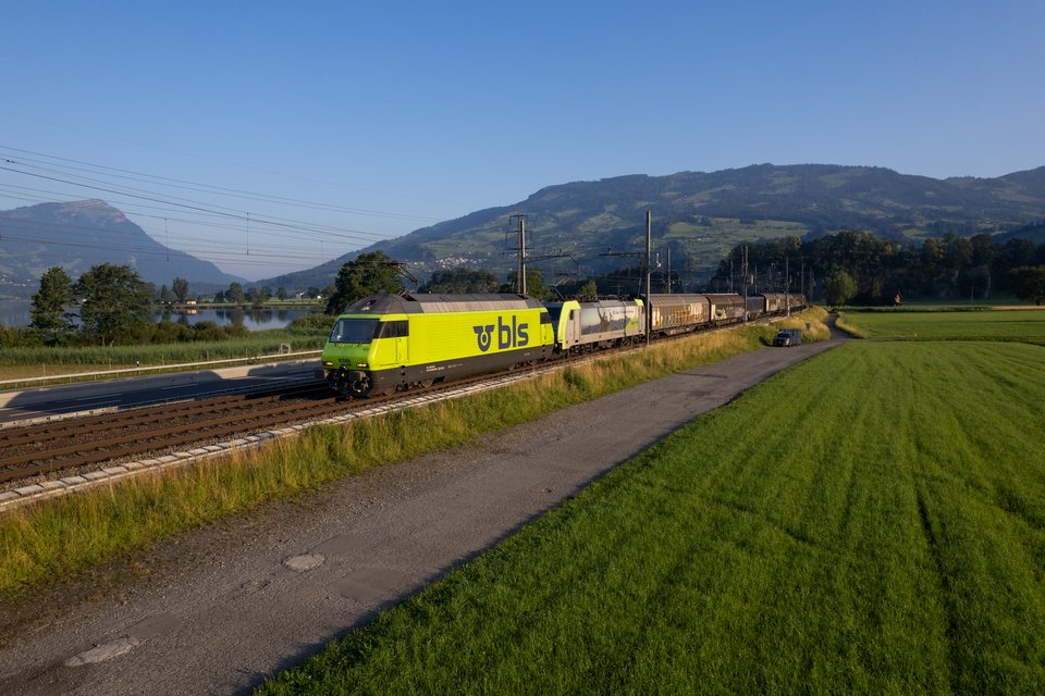 BLS Re 465 005 at Seewen, SZ, CH