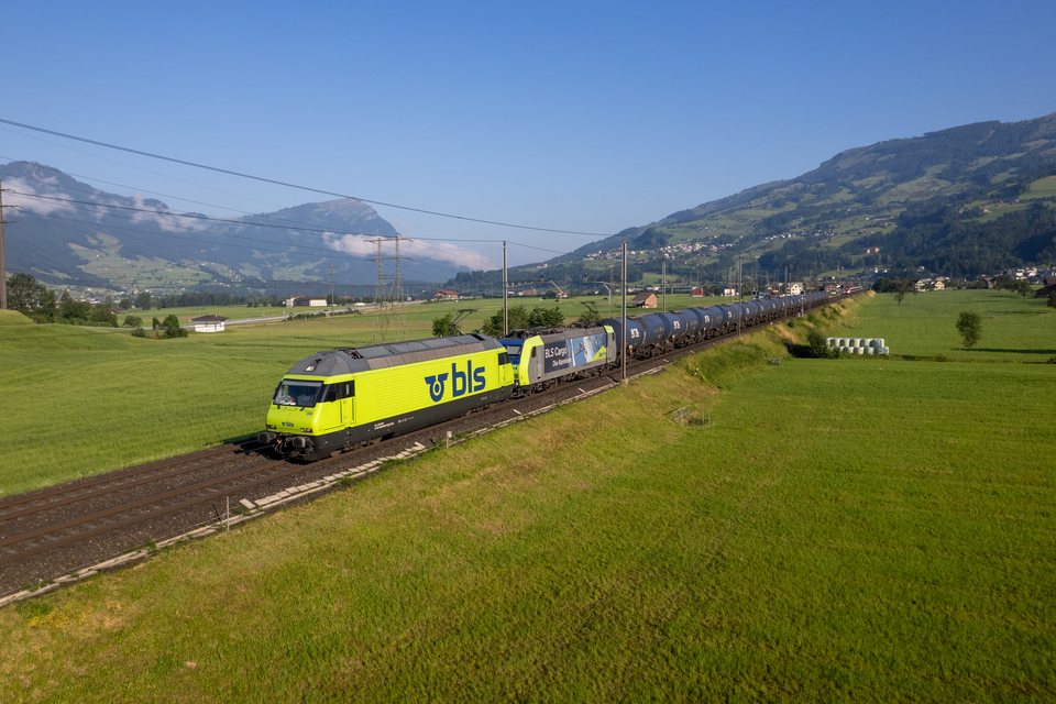BLS Re 465 009 at Steinen, SZ, CH