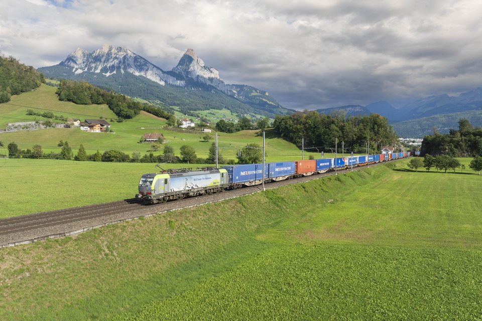 BLS Re 475 405 - Steinen, SZ (CH)