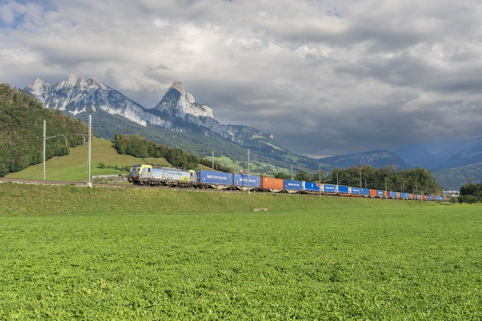 BLS Re 475 405 - Steinen, SZ (CH)