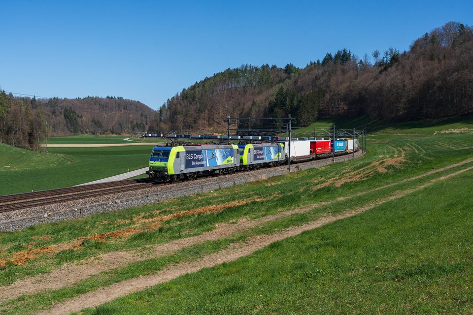 BLS Re 485 003 at Burgdurf, BE, CH