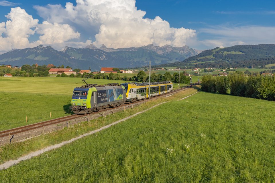 BLS: Re 485 010 + BR 1427 021 / CH-Sâles