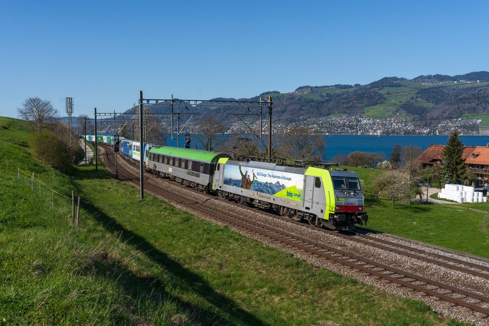 BLS Re 486 505 at Einigen, BE, CH