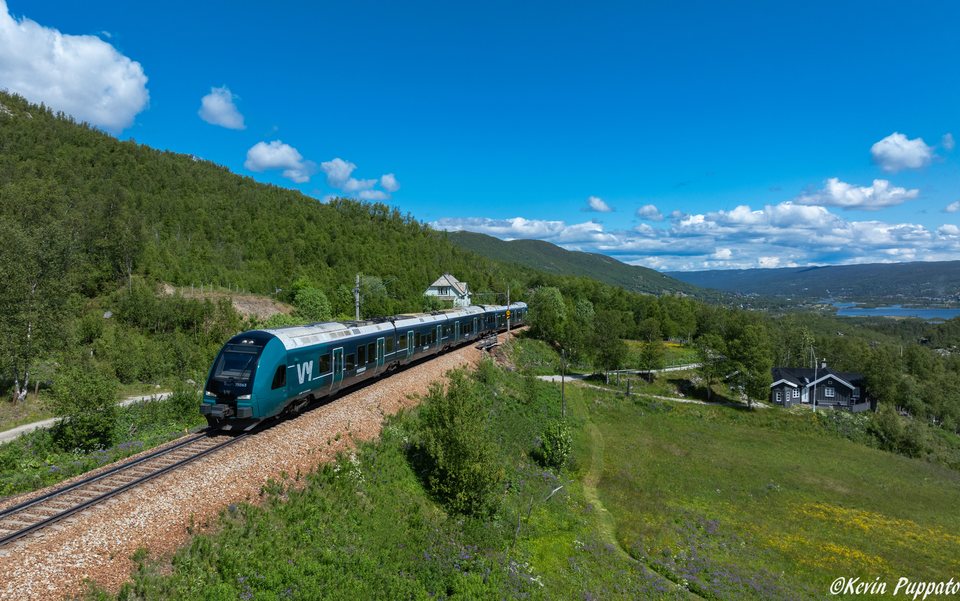 BM75 563: Vy BM 75 563 Regiontog -- F4 607 Oslo - Myrdal