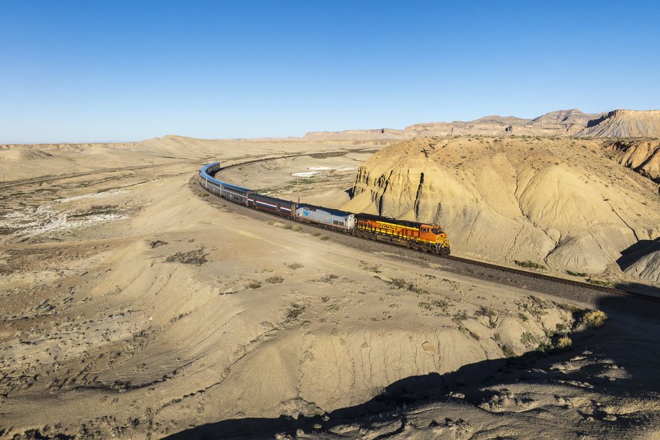 GE ES44DC 7889, P42DC 23 (BNSF (Burlington Northern Santa Fe), Amtrak): BNSF 7889 - Thompson Springs, Utah (USA)