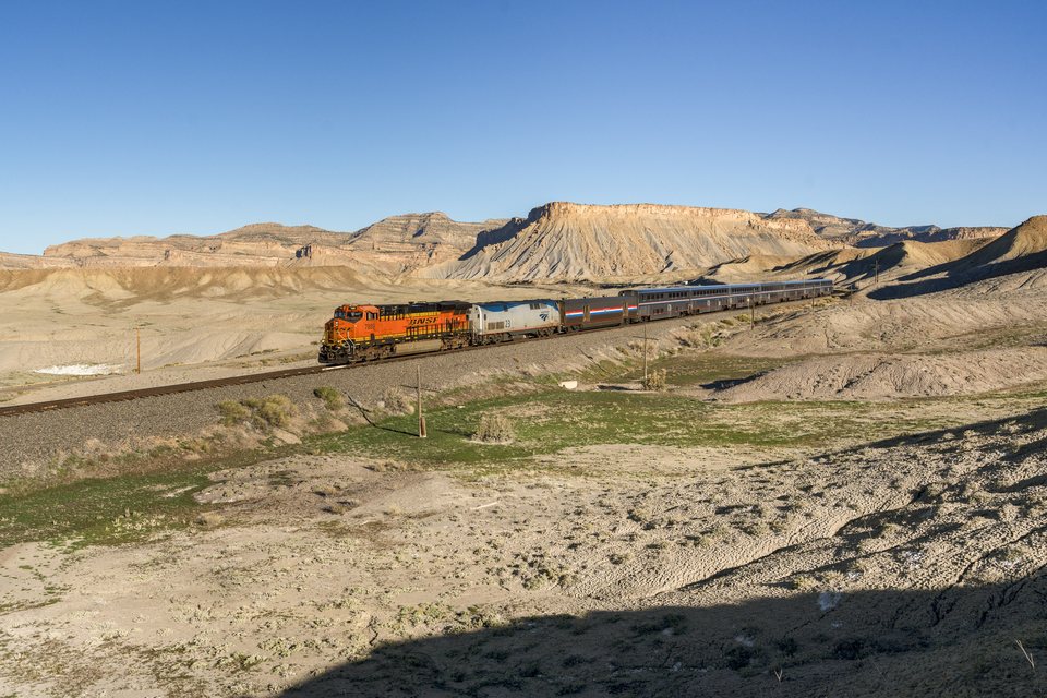 GE ES44DC 7889, P42DC 23 (BNSF (Burlington Northern Santa Fe), Amtrak): BNSF 7889 - Thompson Springs, Utah (USA)