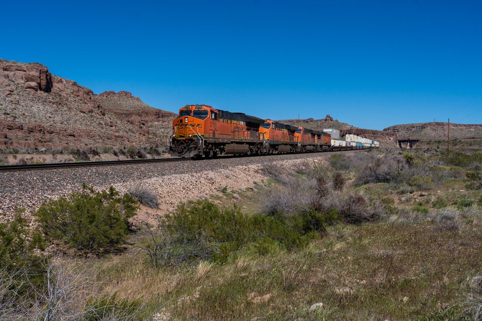 BNSF (Burlington Northern Santa Fe): BNSF 3775 - Kingman, Arizona (USA)