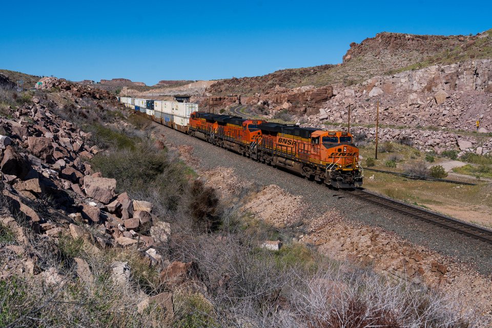BNSF (Burlington Northern Santa Fe): BNSF 6927 - Kingman, Arizona (USA)