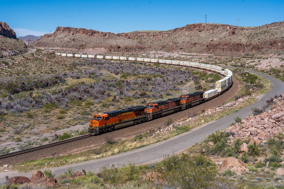 BNSF (Burlington Northern Santa Fe): BNSF 7124 - Kingman, Arizona (USA)