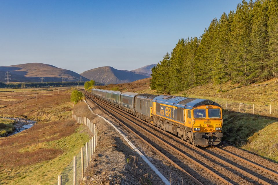Class 73 967 (Caledonian Sleeper): Class 66 726 + 73 967 / UK-Dalwhinnie