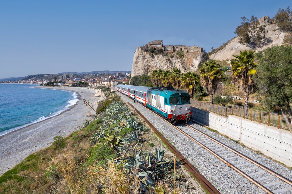FS D445 1092 at Bova Marina, Calabria, Italy