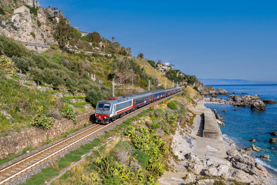 FS E464 397 at Forza d'Agrò, Sicily, Italy