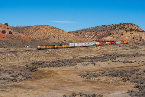GE ES44AC-H 8241, GE AC4400CW 6433, EMD SD70AH 8837: UP 8241 - Castle Rock, Utah (USA)