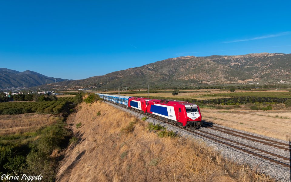 Hellenic Train 220 004 + 220 002 + IC 57 Thessaloniki - Athens