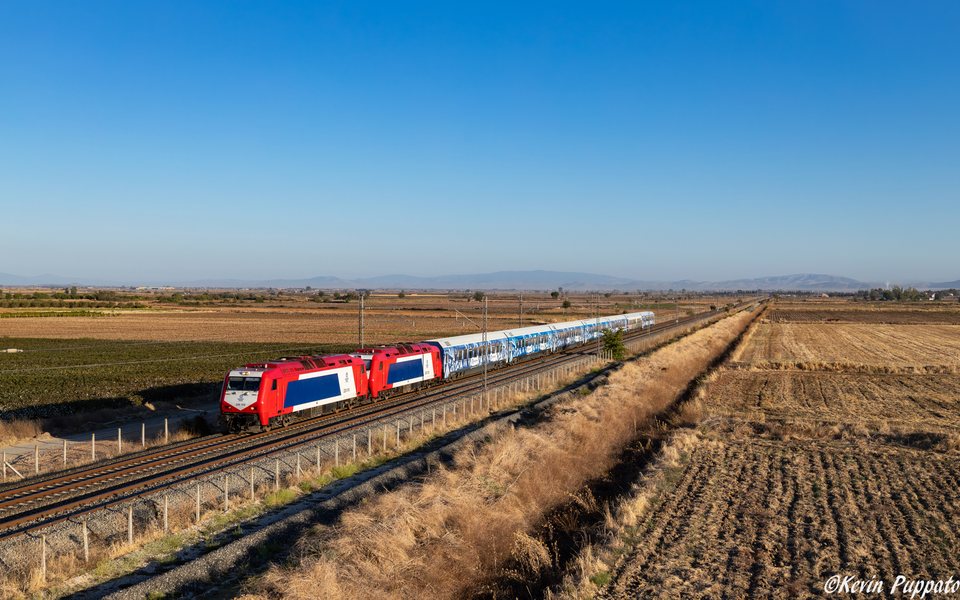 Hellenic Train 220 018 + 220 029 + IC 51 Thessaloniki - Athens