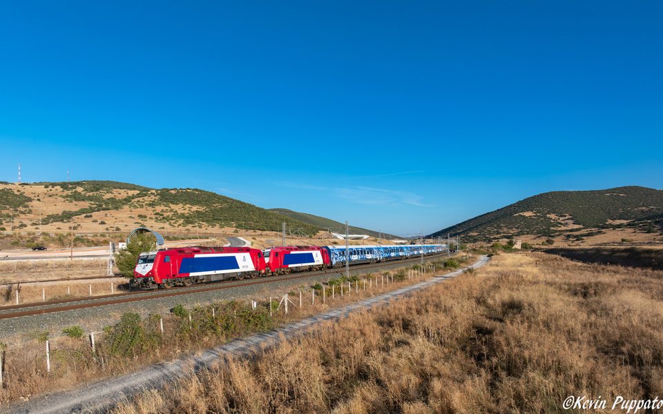 Hellenic Train 220 022 + 220 016 + IC 51 Thessaloniki - Athens (2)