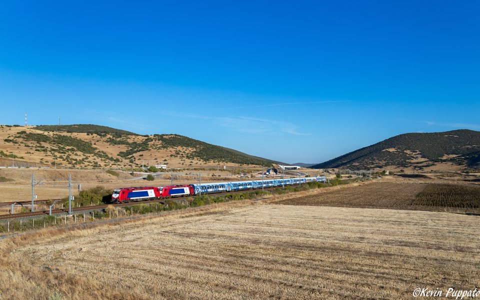 Hellenic Train 220 022 + 220 016 + IC 51 Thessaloniki - Athens