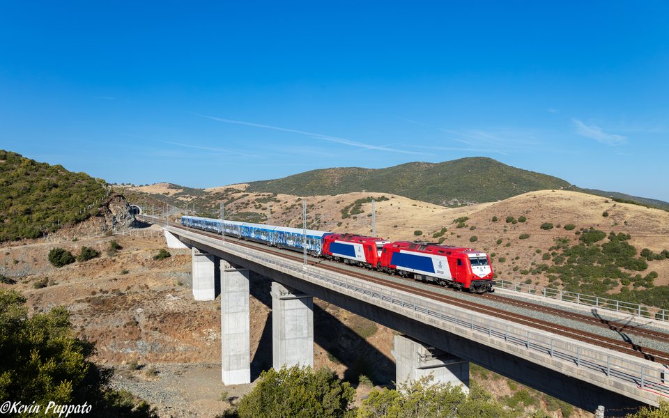 Hellenic Train 220 029 + 220 018 + IC 50 Athens - Thessaloniki