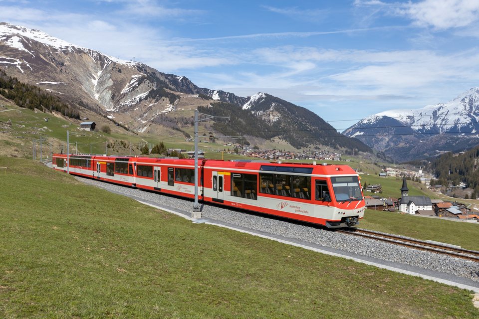 MGB (Matterhorn Gotthard Bahn): MGB ABDeh 4/8 2027 mit ABt 2132 / Rueras (GR/CH)
