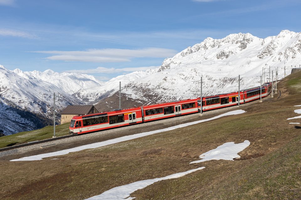 MGB (Matterhorn Gotthard Bahn): MGB ABDeh 4/8 2028 mit Gelenksteuerwagen ABt 2133 / Nätschen (UR/CH)
