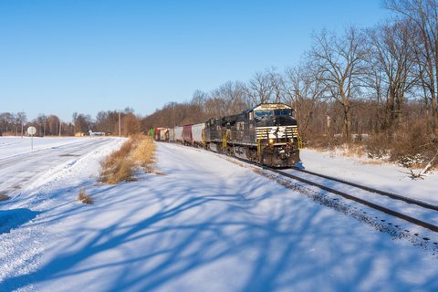 GE AC44C6M 4526 (Norfolk Southern): NS GE AC44C6M 4347 and 4526 with 39N near Colburn, IN, USA