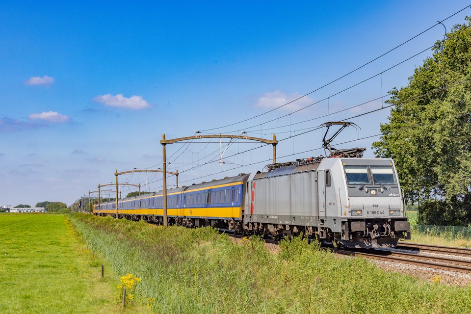 NS (Nederlandse Spoorwegen): BR 186 044 + 121 / NL-Hulten