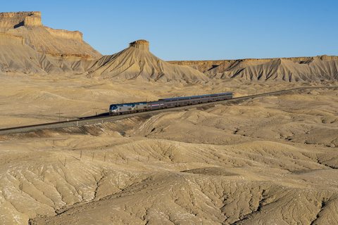 P42DC 18: Amtrak P42 DC 18 and 37 - Green River, Utah (USA)