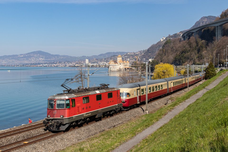 Re 420 (Re 4/4 II) 11198: Re 4/4 II 11198 + RAe Tee / Château de Chillon