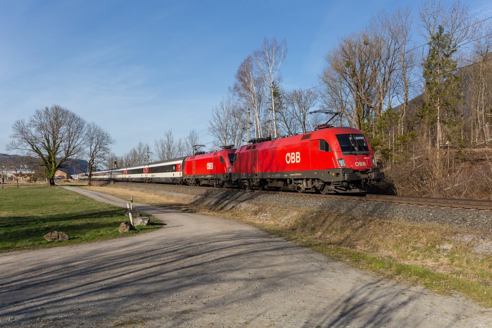 Rh 1016 018, Rh 1116 267: ÖBB 1016 "Taurus" / Nendeln (FL)