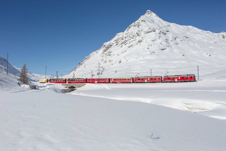 RhB ABe 4/4 III 53 "Tirano" und ABe 4/4 III "Poschiavo" in Bernina Diavolezza