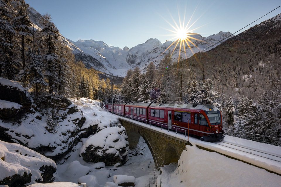 ABe 8/12 3509 (RhB): Rhätische Bahn in den letzten Sonnenstrahlen bei Morteratsch, GR