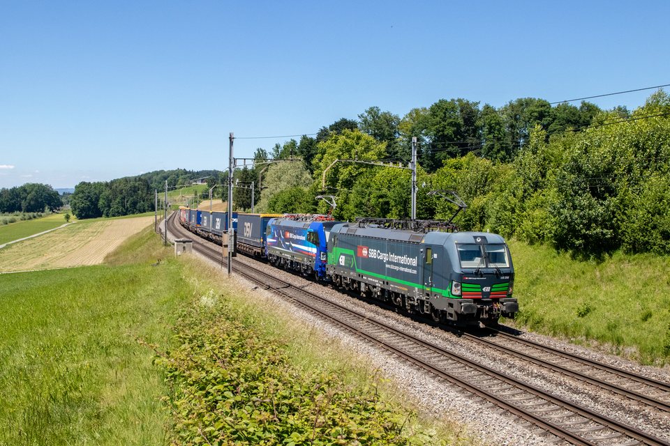 SBB Cargo International (SBB CINT): SBB CINT 193 258 mit 193 532 "Nightpiercer" / Rotkreuz (ZG/CH)