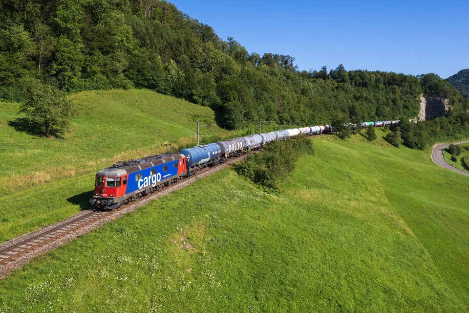 SBB Cargo Re 620 027 at Läufelfingen, BL, CH