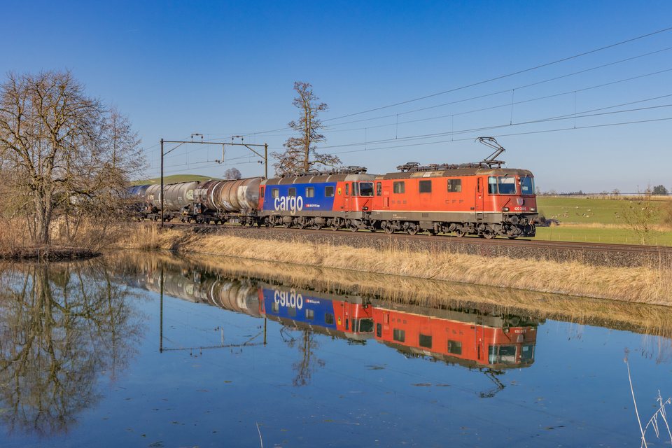 Re 420 (Re 4/4 II) 244, Re 620 (Re 6/6) 014 (SBB Cargo (SBBC)): Re 420 244 + Re 620 014 / CH-Erlen