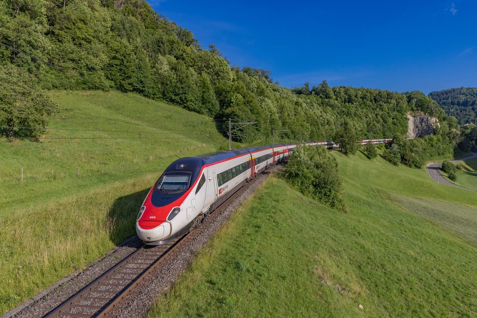 SBB (Personenverkehr): ETR 610 009 + RABe 503 013 / CH-Läufelfingen