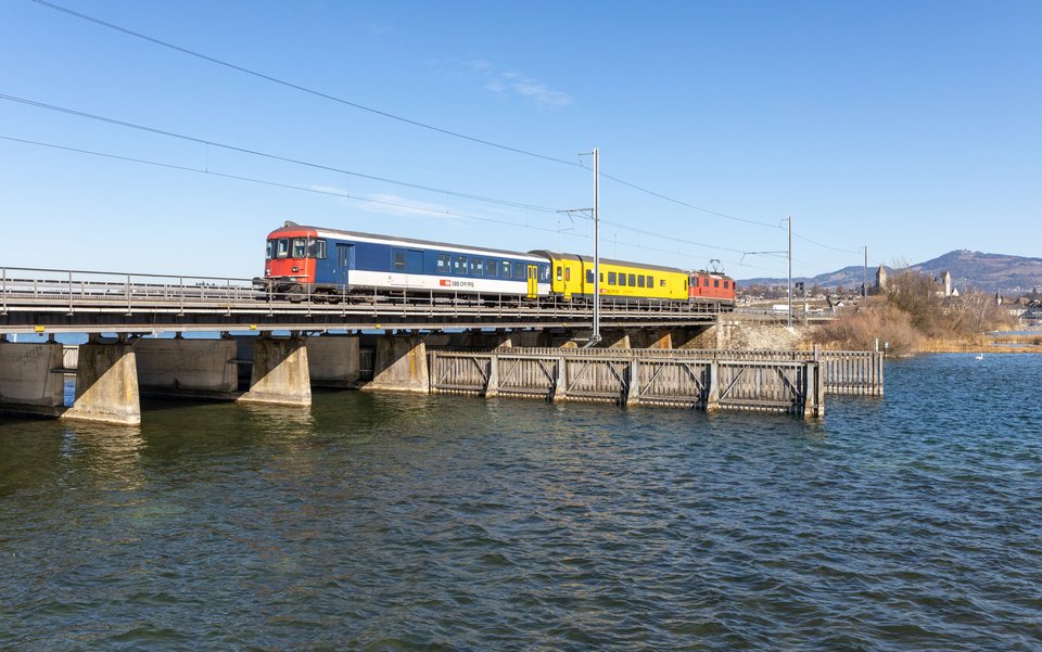 Re 420 (Re 4/4 II) 11144 (SBB (Personenverkehr)): SBB Re 4/4 II 11144 mit BDt (Rapperswil, SG/CH)