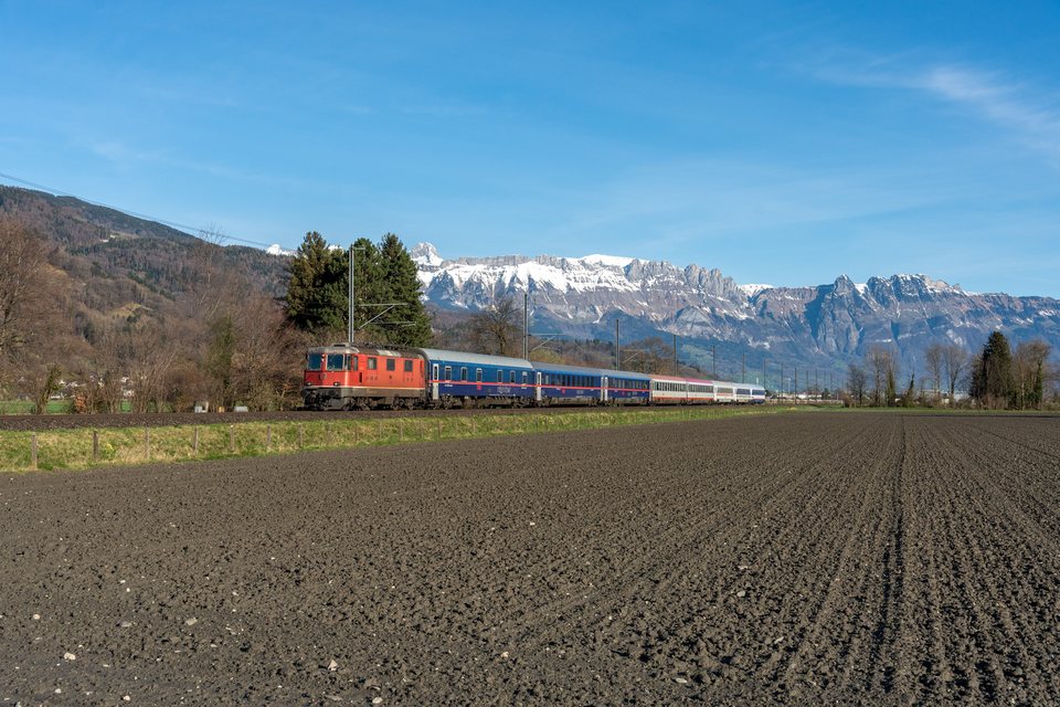 Re 420 (Re 4/4 II) 11152 (SBB (Personenverkehr)): SBB Re 4/4" 11152 at Sevelen, SG, CH