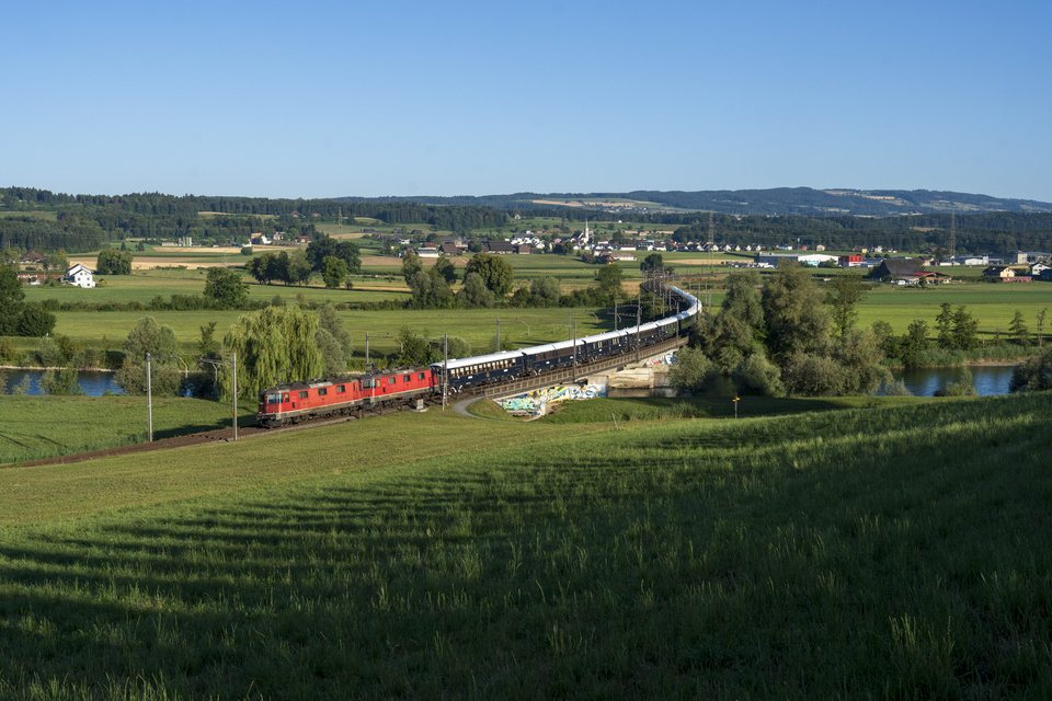 Re 420 (Re 4/4 II) 11157 (SBB (Personenverkehr)): SBB Re 4/4" 11157 + 11154 - Hünenberg, ZG (CH)