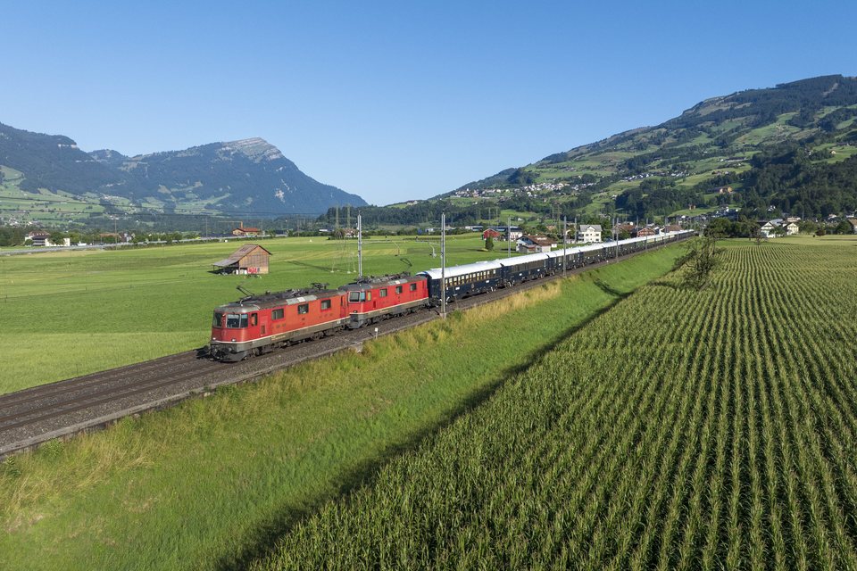Re 420 (Re 4/4 II) 11157 (SBB (Personenverkehr)): SBB Re 4/4" 11157 + 11154 - Steinen, SZ (CH)