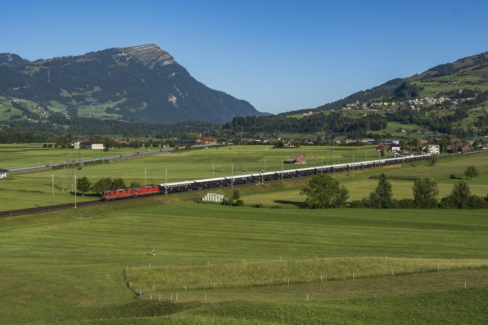 Re 420 (Re 4/4 II) 11157 (SBB (Personenverkehr)): SBB Re 4/4" 11157 + 11154 - Steinen, SZ (CH)