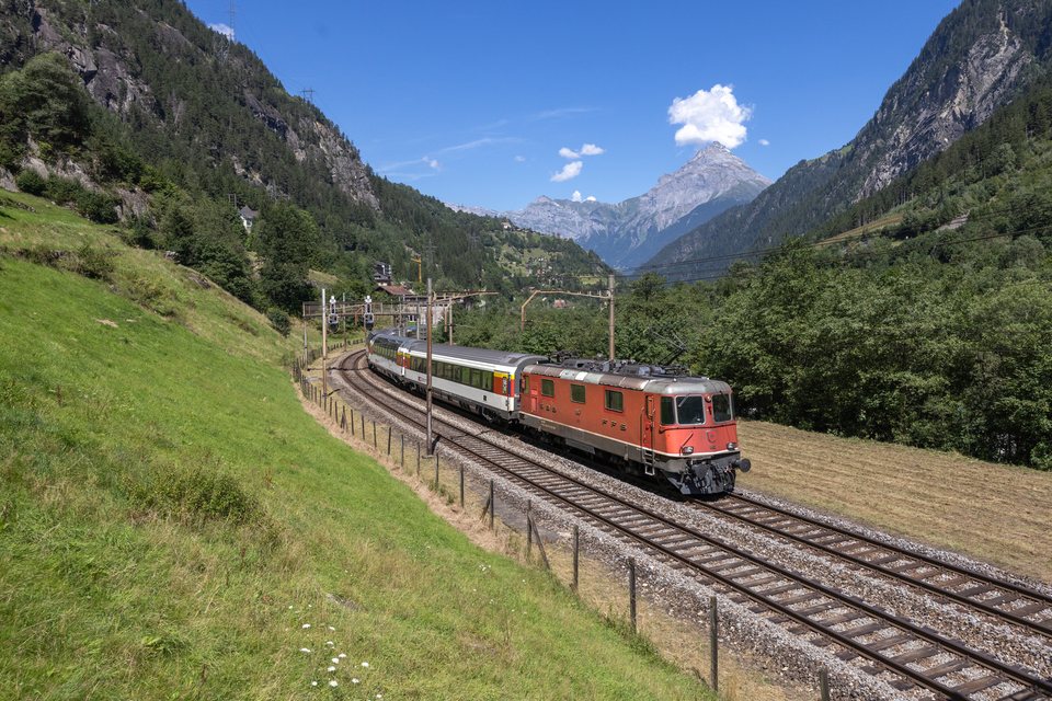 Re 420 (Re 4/4 II) 11157 (SBB (Personenverkehr)): SBB Re 4/4 II 11157 (Gurtnellen, UR/CH)