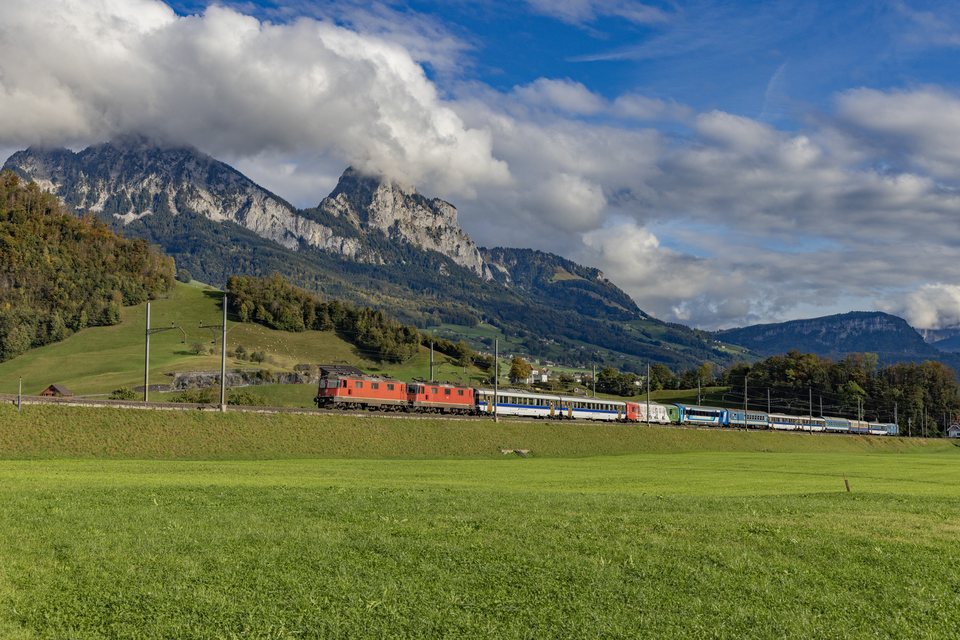 Re 420 (Re 4/4 II) 11158 (SBB (Personenverkehr)): Re 4/4 11158 + 11198 / CH-Steinen