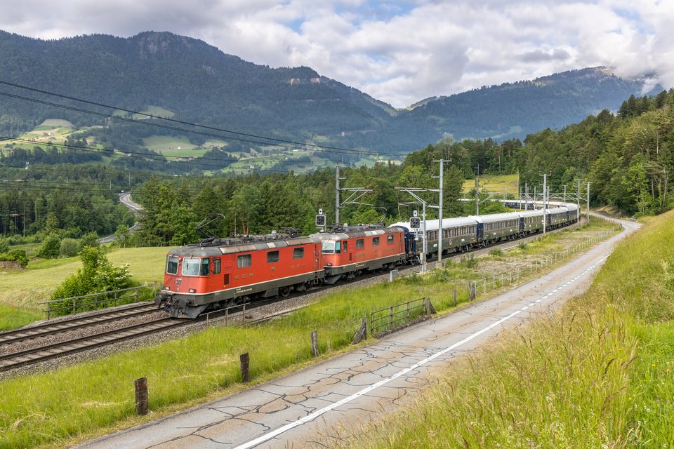 Re 420 (Re 4/4 II) 11196 (SBB (Personenverkehr)): SBB Re 4/4 II 11196 + 11157 / Goldau (SZ/CH)