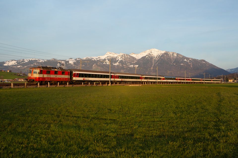Re 420 (Re 4/4 II) (SBB (Personenverkehr)): SBB Re 4/4 II / Schübelbach (SZ/CH)