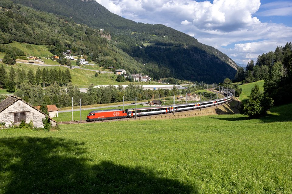 SBB (Personenverkehr): SBB Re 460 026 (Varenzo, TI/CH)